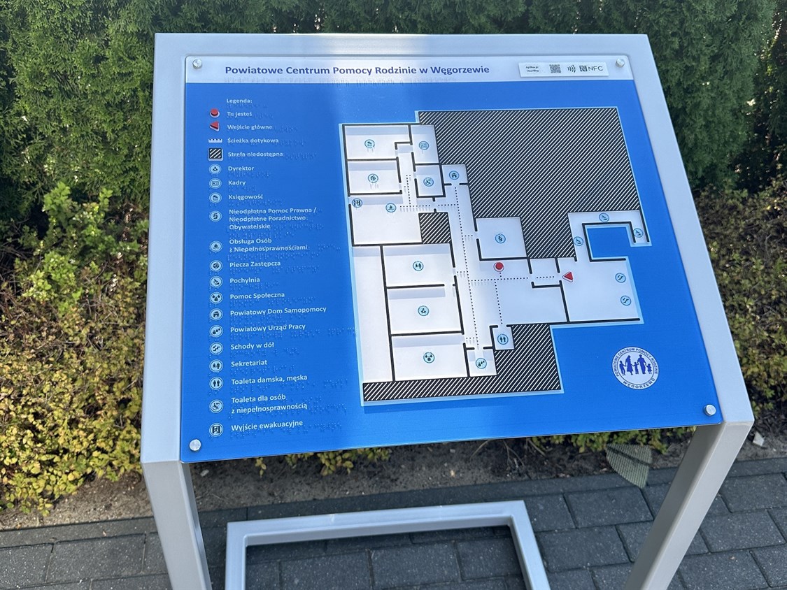 Tyflograficzny plan informacyjny ze znacznikami YourWay Beacon i NFC w PCPR w Węgorzewie. 